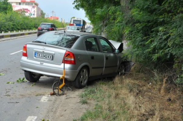 Accident grav la Lazu: Un şofer a intrat cu maşina în copac - vezi video